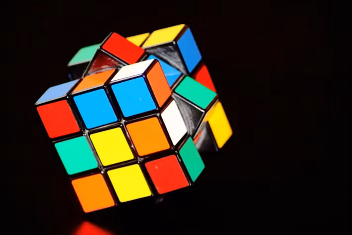 Bạn biết đấy, Rubik - khối lập phương nhiều màu đã làm đảo lộn bộ não của chúng ta trong nhiều thập kỷ qua? Tuy nhiên, giờ đây khối lập phương đa màu, lộn xộn này đã được giải mã trong một thời gian kỷ lục mới. Ảnh: @Getty.