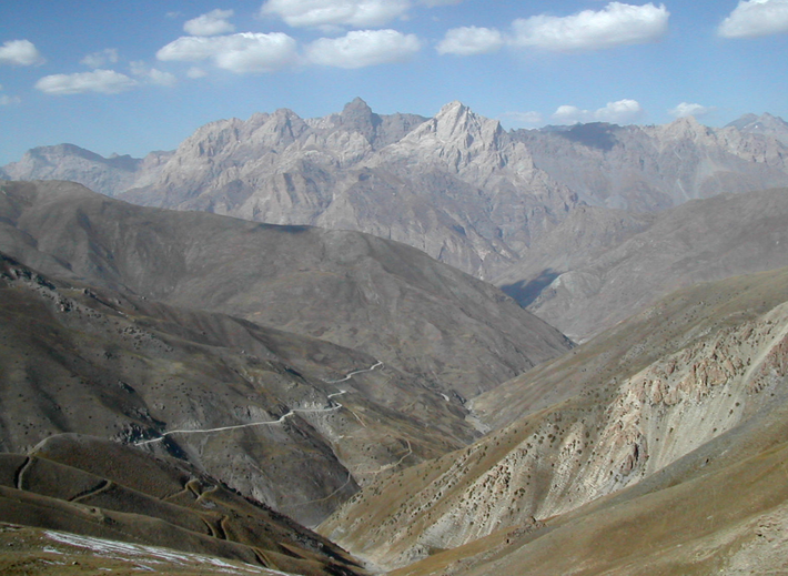 Cụ thể, trên một ngọn núi ở Tajikistan, một quốc gia ở Trung Á, các chuyên gia đến từ Viện Hàn lâm Khoa học Quốc gia Tajikistan bất ngờ tìm thấy vật thể di tích cổ xưa kỳ lạ. Ảnh: @Viện Hàn lâm Khoa học Quốc gia Tajikistan.