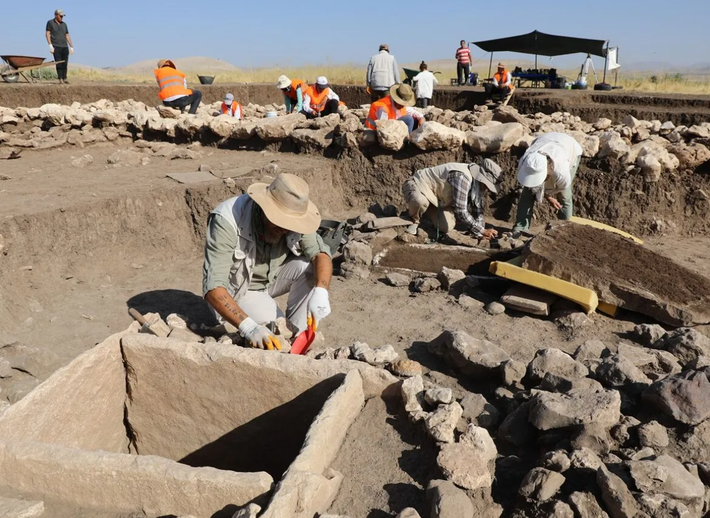 Đó thực chất là một nghĩa trang săn bắt hái lượm, có niên đại cách đây tới hơn 10.000 năm trước. Ảnh: @Buket Çağlayan.