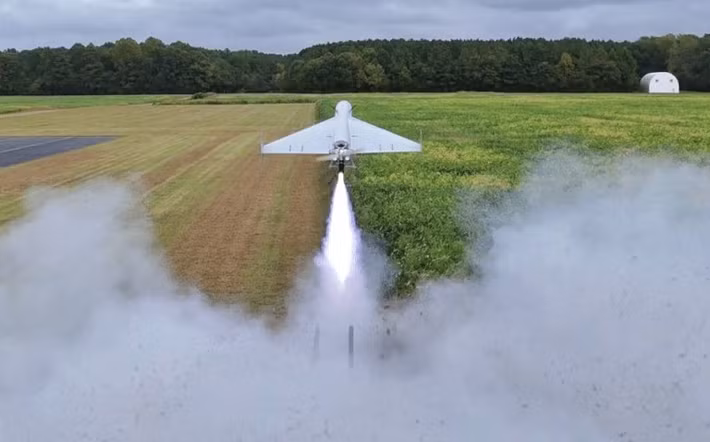 Về phía Iran, nước này lâu nay coi UAV là trụ cột chiến lược để đối phó sức ép trừng phạt và hạn chế năng lực không quân truyền thống. Sự sao chép và triển khai LUCAS của Mỹ phá vỡ thế độc quyền này, buộc Tehran phải xem xét cải tiến Shahed, phát triển UAV tàng hình, tăng tốc độ, hoặc nâng cấp khả năng tác chiến điện tử và phòng thủ.