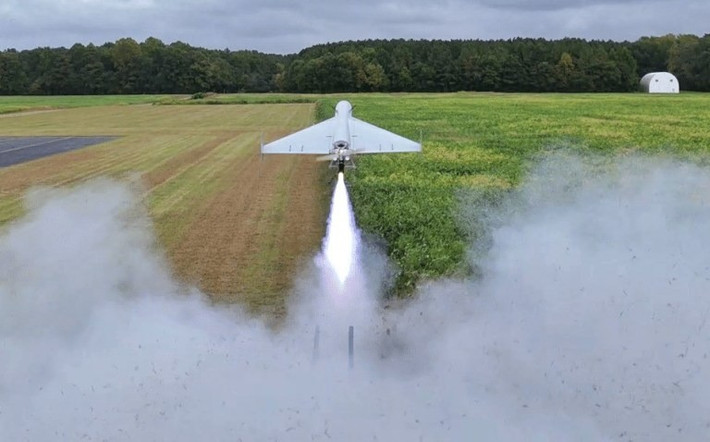 Về phía Iran, nước này lâu nay coi UAV là trụ cột chiến lược để đối phó sức ép trừng phạt và hạn chế năng lực không quân truyền thống. Sự sao chép và triển khai LUCAS của Mỹ phá vỡ thế độc quyền này, buộc Tehran phải xem xét cải tiến Shahed, phát triển UAV tàng hình, tăng tốc độ, hoặc nâng cấp khả năng tác chiến điện tử và phòng thủ.