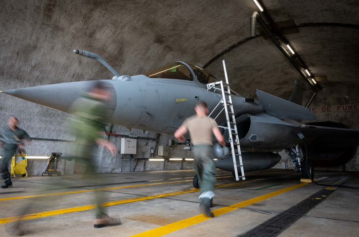 Trước khi bàn giao, ba máy bay này đã trải qua một loạt các bài kiểm tra khả năng bay nghiêm ngặt, bao gồm chất lượng hệ thống kỹ thuật, kiểm tra vật lý toàn diện, xem xét khả năng bay và đánh giá hoạt động hậu cần thực tiễn. Ảnh: @Dassault Aviation.