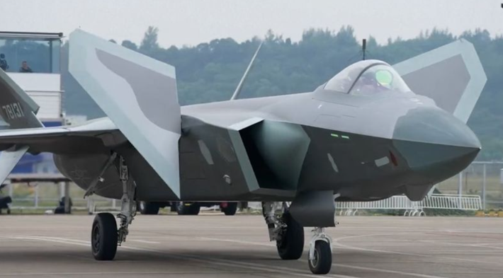 Hơn nữa, họ cho biết máy bay J-20S này tích hợp các hệ thống và yếu tố tác chiến điện tử mới cho phép hoạt động với các phương tiện không người lái, đóng vai trò là trung tâm chỉ huy và kiểm soát, nhờ sự hiện diện của một phi công bổ sung trong buồng lái để phối hợp vận hành chúng. Ảnh: @ 19FortyFive.