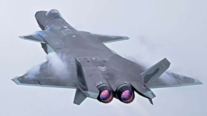 Về máy bay chiến đấu J-20S, Không quân Trung Quốc cho biết, đây là máy bay chiến đấu tàng hình hai chỗ ngồi đầu tiên trên thế giới, được chính thức giới thiệu là máy bay có hiệu năng vượt trội trong không chiến tầm trung và tầm xa. Ảnh: @ 19FortyFive.