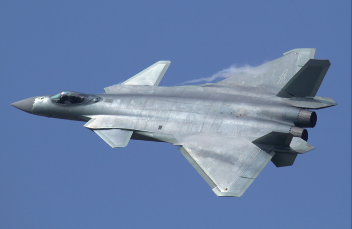 Hai phiên bản mới có tên lần lượt đó là J-20A và J-20S. Thực ra, những máy bay này đã được giới thiệu trước công chúng trong lễ kỷ niệm Ngày Chiến thắng của Trung Quốc vào tháng 9 năm ngoái, trong đó hai chiếc thuộc phiên bản đầu tiên J-20A đã được nhìn thấy bay theo đội hình mũi tên, cùng với một chiếc thuộc phiên bản thứ hai J-20S. Ảnh: @ 19FortyFive.