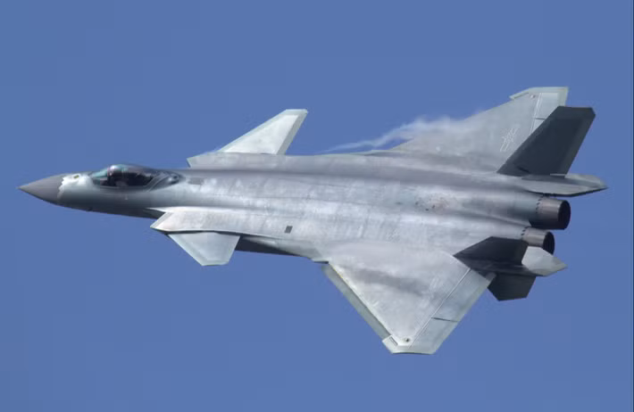 Hai phiên bản mới có tên lần lượt đó là J-20A và J-20S. Thực ra, những máy bay này đã được giới thiệu trước công chúng trong lễ kỷ niệm Ngày Chiến thắng của Trung Quốc vào tháng 9 năm ngoái, trong đó hai chiếc thuộc phiên bản đầu tiên J-20A đã được nhìn thấy bay theo đội hình mũi tên, cùng với một chiếc thuộc phiên bản thứ hai J-20S. Ảnh: @ 19FortyFive.