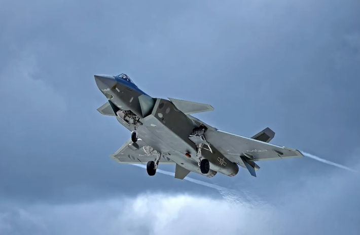 Một lợi thế khác có được từ những thay đổi này nằm ở việc bố trí lại buồng lái, giờ đây sẽ cao hơn, cung cấp cho phi công tầm nhìn rộng hơn trên J-20A. Ảnh: @ 19FortyFive.