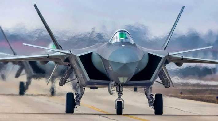 Trong số các tính năng khác, J-20A tích hợp một phần nhô cao ở chỗ nối giữa phía sau buồng lái và thân máy bay, giúp cải thiện luồng không khí để giảm lực cản khí động học, từ đó tạo điều kiện thuận lợi cho hiệu suất bay siêu âm tốt hơn. Ảnh: @ 19FortyFive.