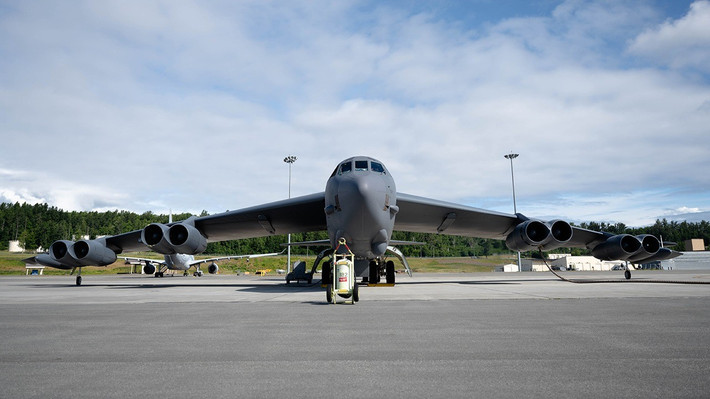Hàng loạt tài khoản OSINT ghi nhận hành trình của 3 chiếc B-52, cùng nhiều ảnh chụp màn hình radar lan truyền trên X (Twitter) và Telegram. Đây là lần hiếm hoi trong năm 2025 mà một nhóm máy bay ném bom chiến lược Mỹ xuất hiện công khai ở vùng Caribe - khu vực vốn nhạy cảm về quân sự và chính trị do vị trí gần Trung Mỹ và Venezuela.