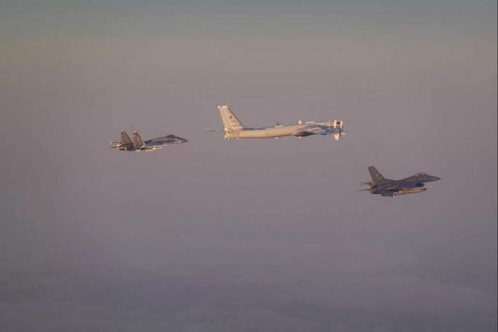 Ngày 24/9, Bộ Tư lệnh Phòng không Bắc Mỹ (NORAD) cho biết các tiêm kích F-16 Mỹ đã khẩn cấp xuất kích, chặn đội hình gồm oanh tạc cơ Tu-95MS và chiến đấu cơ Su-35 Nga trong vùng ADIZ Alaska - một màn chạm trán làm dấy lên lo ngại về căng thẳng leo thang giữa Washington và Moscow trên vùng trời Bắc Cực.