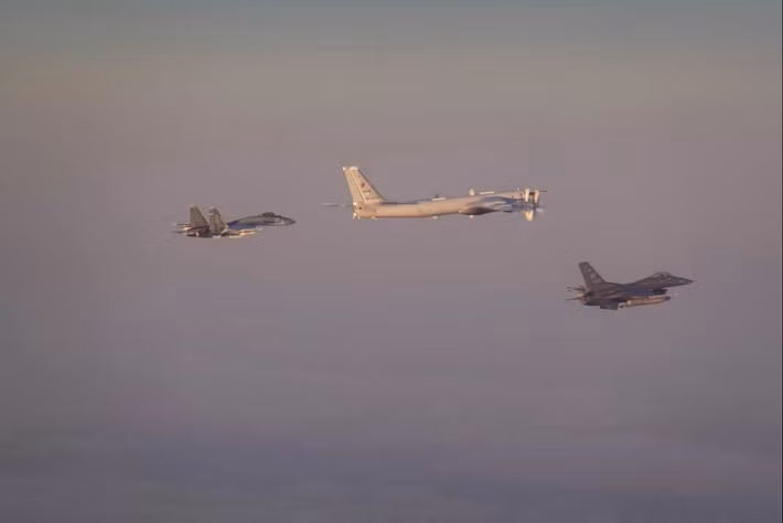 Ngày 24/9, Bộ Tư lệnh Phòng không Bắc Mỹ (NORAD) cho biết các tiêm kích F-16 Mỹ đã khẩn cấp xuất kích, chặn đội hình gồm oanh tạc cơ Tu-95MS và chiến đấu cơ Su-35 Nga trong vùng ADIZ Alaska - một màn chạm trán làm dấy lên lo ngại về căng thẳng leo thang giữa Washington và Moscow trên vùng trời Bắc Cực.