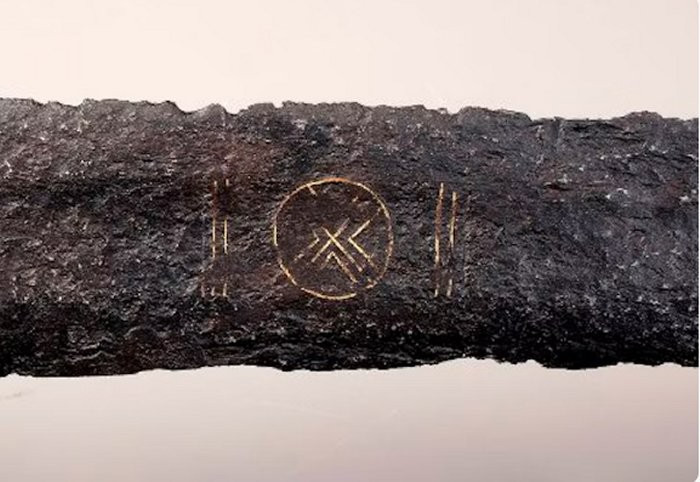 Phân tích tia X cho thấy, thanh kiếm cổ quý hiếm này mang hai biểu tượng quan trọng: một là hình chữ thập mặt trời (nghĩa là một vòng tròn có hình chữ thập bên trong), biểu tượng còn lại là hình khắc nút thắt theo dạng các khối ô lập phương thuộc nền văn hóa bộ lạc Viking, nó tượng trưng cho sự gắn kết và bảo vệ không thể phá vỡ. Ảnh: @Đại học Leiden.