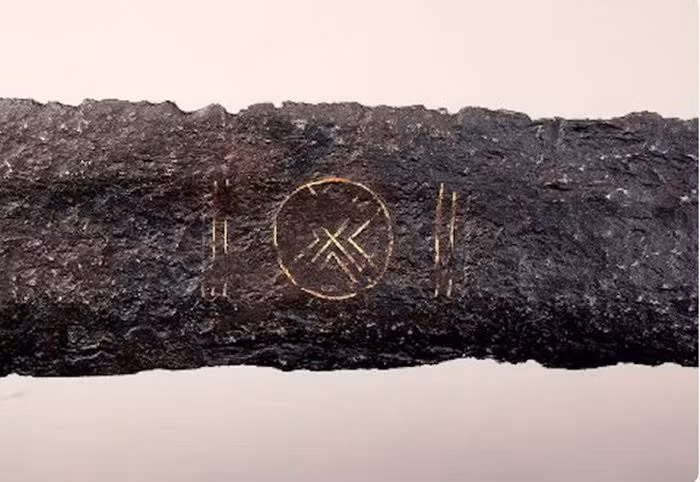 Phân tích tia X cho thấy, thanh kiếm cổ quý hiếm này mang hai biểu tượng quan trọng: một là hình chữ thập mặt trời (nghĩa là một vòng tròn có hình chữ thập bên trong), biểu tượng còn lại là hình khắc nút thắt theo dạng các khối ô lập phương thuộc nền văn hóa bộ lạc Viking, nó tượng trưng cho sự gắn kết và bảo vệ không thể phá vỡ. Ảnh: @Đại học Leiden.