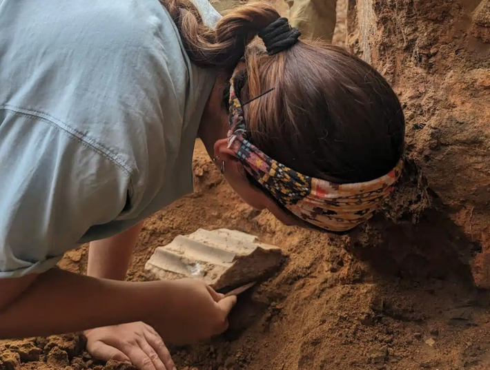 Đó là một bàn thờ bằng đá cẩm thạch phong cách Hy Lạp cổ có niên đại ít nhất từ ​​thế kỷ thứ 5 Trước Công Nguyên. Bàn thờ cổ này có hình dạng cột, đường kính đáy khoảng 60 cm và cao khoảng 1,5 mét. Ảnh: @Viện Khảo cổ học Cổ điển Catalan.