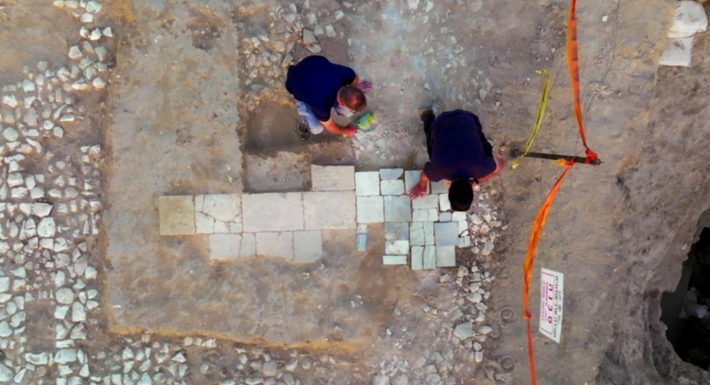 Ngôi nhà được phát hiện có sàn đá cẩm thạch và phần sảnh nhà nổi bật với những bức tường được trang trí bằng bích họa. Ảnh: @Cơ Quan Cổ Vật Israel.