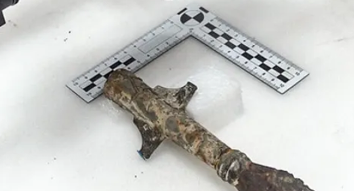 Mũi giáo này có cán gắn được trang trí công phu, tinh xảo, nó là ví dụ đặc biệt về vũ khí Thời Trung Cổ sơ kỳ ở Bắc và Đông Âu. Ảnh: @Bảo tàng triều đại Piast.