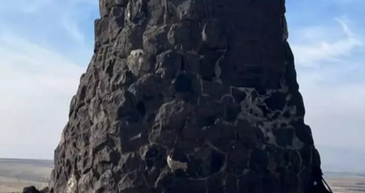 Nằm cách Kars khoảng 26 km, giữa núi Yahni và núi Dumanli, tháp cột đá này ẩn chứa một bí mật cổ xưa nào đó chưa từng được giải đáp. Ảnh: @Bảo Tàng Quốc Gia Thổ Nhĩ Kỳ.