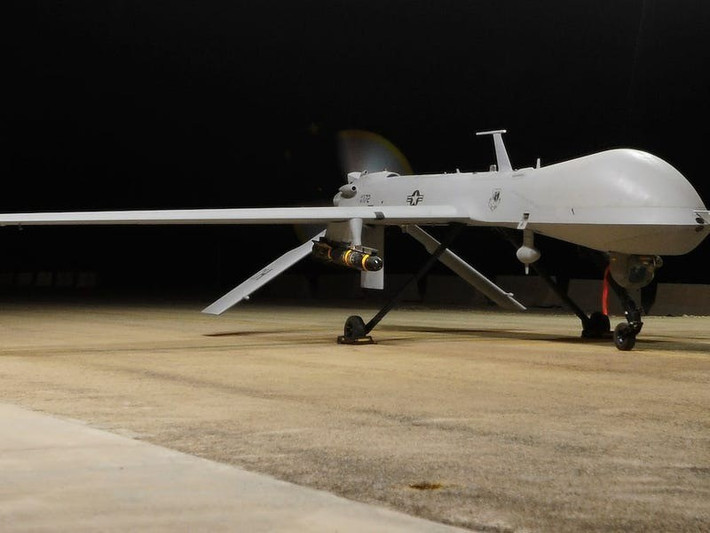 Một câu hỏi lớn đặt ra: liệu có thể khai hỏa vào vật thể chưa được xác định danh tính rõ ràng? Trong môi trường tác chiến Yemen, nơi UAV Houthi liên tục tấn công, quyết định này có thể dựa vào đánh giá mối đe dọa tức thời, nhưng vẫn gây tranh cãi về nguyên tắc.