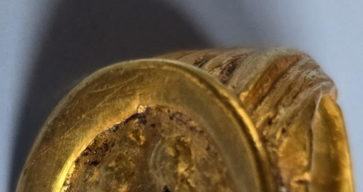 Mặt hình bầu dục được hàn vào vòng nhẫn, được trang trí bằng các rãnh song song ở cả hai mặt. Ảnh: @Bảo Tàng Quốc Gia Bulgaria.