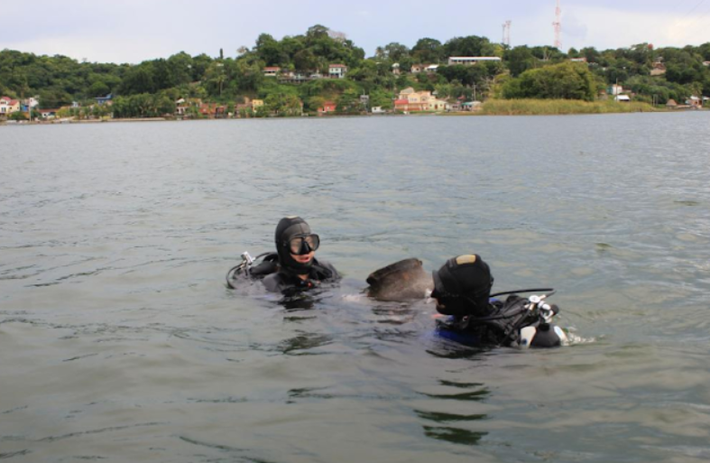 Đó là ba chiếc bình lồng vào nhau và ở bình trong cùng có chứa một mảnh gỗ cháy. Ảnh: @Đại học Jagiellonian.