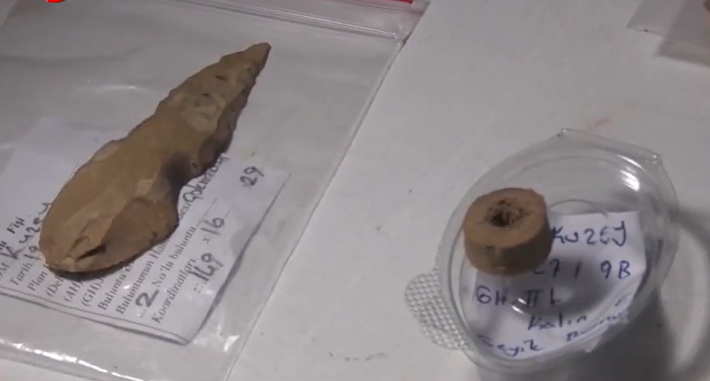 Nhóm còn tìm thấy các công cụ bằng đá lửa, mũi khoan có niên đại từ thời kỳ đồ đá cũ, răng và hài cốt của động vật ăn thịt, ăn cỏ và động vật gặm nhấm từ Kỷ Pleistocene cũng được tìm thấy có trong hang động này.