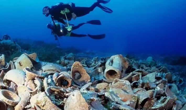 Bên cạnh đó là những lưỡi dao bằng đá obsidian từ Melos, cả hai đều không có dấu hiệu hao mòn, cho thấy những vật dụng này được chế tạo đặc biệt để trao đổi hơn là để sử dụng thực tế trên tàu. Ảnh: @Peter Throckmorton.