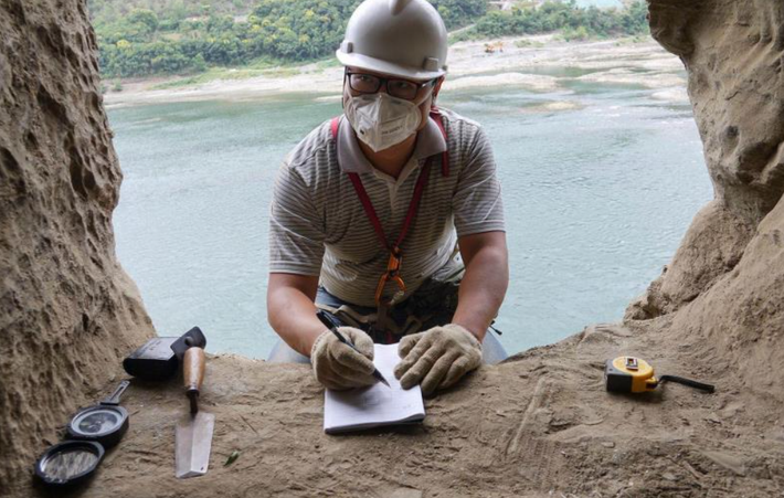 Thậm chí, họ còn ghi chép dữ liệu về những ngôi mộ đá này.