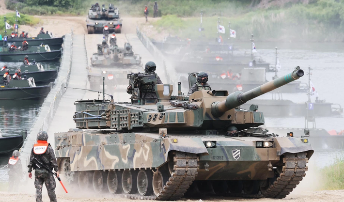 Về khả năng bảo vệ, xe tăng K2 Black Panther của Hàn Quốc sử dụng hệ thống phòng thủ "nhiều lớp" tinh vi, có cả lớp giáp composite cao cấp được thiết kế theo dạng mô-đun. Ảnh: @ militarnyi.