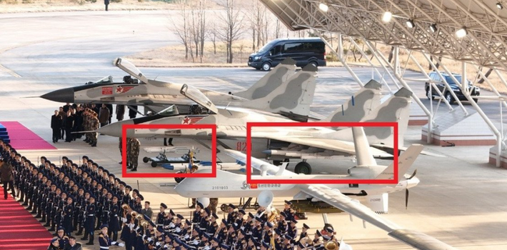 Tên lửa này được Triều Tiên trưng bày bên cạnh các máy bay chiến đấu MiG-29. Thậm chí, tên lửa không đối không mới của Triều Tiên còn được lắp trên các giá treo vũ khí của máy bay tấn công Su-25. Ảnh: @KCNA.