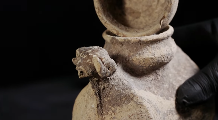 Các nhà nghiên cứu cho biết, một chiếc bát nhỏ gắn vào thân con cừu đực có lẽ là vật chứa dùng để rót nước thánh đổ xuống chiếc bình hình cừu trong suốt nghi lễ. Ảnh: @Cơ quan Cổ vật Israel.