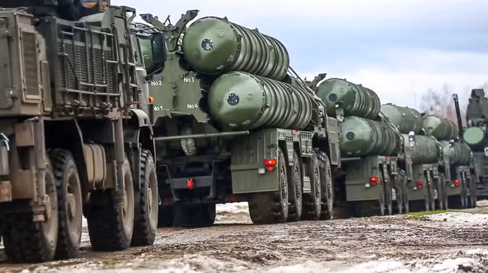 Điều này có thể mang lại thêm nguồn vốn và đơn đặt hàng cho ngành công nghiệp quốc phòng Nga, vốn đang bắt đầu gặp khó khăn do thiếu hụt tài chính. Ảnh: @ The Defense Post.