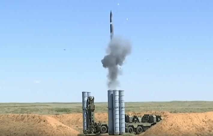 Hơn nữa, dữ liệu mật về khả năng và điểm yếu của hệ thống S-400 đã bị rò rỉ trực tuyến trước đó. Điều này thực tế đã được xác nhận bởi các cuộc tấn công thành công của Ukraine vào các hệ thống phòng không này, và các vấn đề vận hành mà quân đội Ấn Độ gặp phải. Ảnh: @Zona Militar.