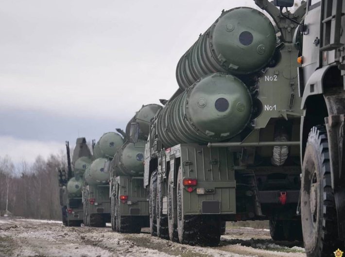 Mặt khác, Ấn Độ khẳng định S-400 là cần thiết để đáp ứng các nhu cầu an ninh cấp bách, trong khi các hệ thống phòng không nội địa dự kiến ​​sẽ thay thế vào năm 2028-2029. Ảnh: @Defense News.