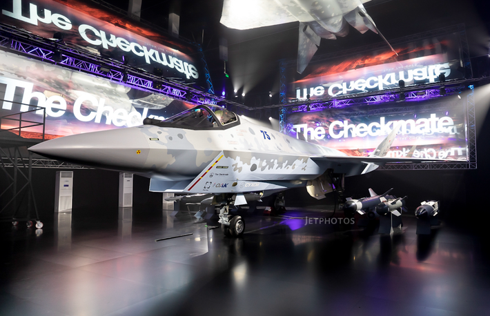 Tuy nhiên, cần nhắc lại rằng ước tính về thời điểm chuyến bay đầu tiên của máy bay Sukhoi Su-75 "Checkmate" sẽ diễn ra đã gây xôn xao dư luận vào năm 2022, khi Tổng giám đốc điều hành của United Aircraft Corporation (UAC), Yury Slyusar, tuyên bố tại Triển lãm hàng không MAKS năm 2022 rằng, chuyến bay này sẽ diễn ra vào năm 2024. Ảnh: @AirTeamImages.