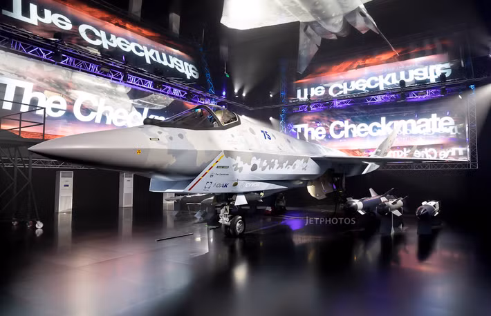 Tuy nhiên, cần nhắc lại rằng ước tính về thời điểm chuyến bay đầu tiên của máy bay Sukhoi Su-75 "Checkmate" sẽ diễn ra đã gây xôn xao dư luận vào năm 2022, khi Tổng giám đốc điều hành của United Aircraft Corporation (UAC), Yury Slyusar, tuyên bố tại Triển lãm hàng không MAKS năm 2022 rằng, chuyến bay này sẽ diễn ra vào năm 2024. Ảnh: @AirTeamImages.