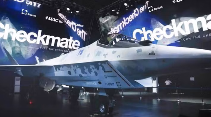 Trích dẫn lời phát biểu của chính Sergei Bogdan: "Tôi tin rằng sẽ là vào đầu năm 2026. Máy bay Sukhoi Su-75 "Checkmate" đã ở trong xưởng, đang trong giai đoạn hoàn thiện các chi tiết cuối cùng, và đã có thời hạn cụ thể. Vì vậy, nếu mọi thứ thuận lợi, nó sẽ diễn ra khá sớm". Ảnh: @ Defense Review.