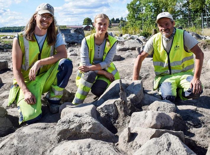 Ngựa được hỏa táng cùng chủ nhân, kèm theo đồ dùng cưỡi ngựa được trang trí và bảo quản rất tốt. Nhiều con ngựa được trang bị dây cương, mặt dây chuyền và chuông leng keng tinh xảo, cho thấy việc cưỡi ngựa là một biểu tượng chính về bản sắc và địa vị cho cả nam giới và nữ giới thời Viking. Ảnh: @Công Ty Tư Vấn Khảo Cổ Học Thụy Điển Arkeologerna.