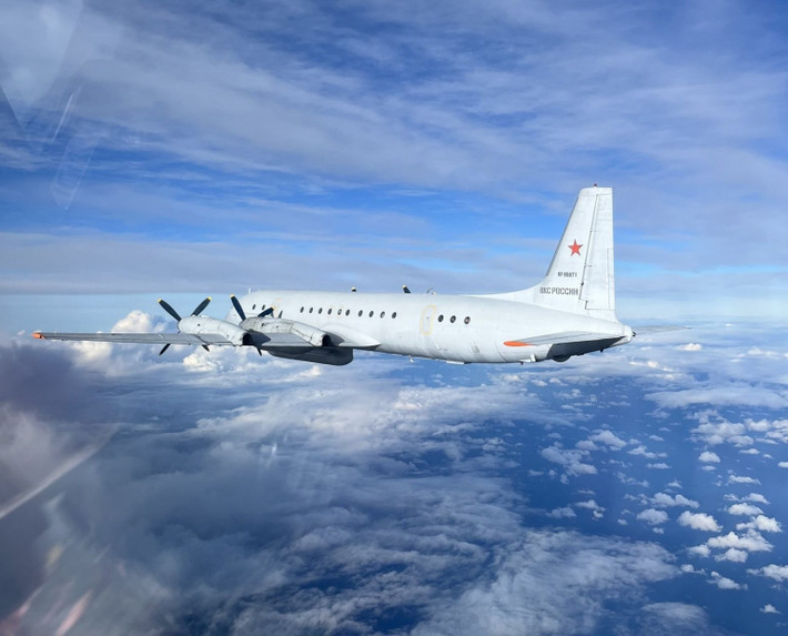 Trong sự cố tháng 10/2025, các tiêm kích Ba Lan đã tiếp cận, nhận dạng bằng mắt thường và hộ tống máy bay Nga rời khỏi khu vực. Những vụ chạm trán tương tự ngày càng xuất hiện dày đặc trong những năm gần đây, phản ánh mức độ giám sát và đối đầu ngày càng gay gắt giữa Nga và các nước NATO tại khu vực Baltic.