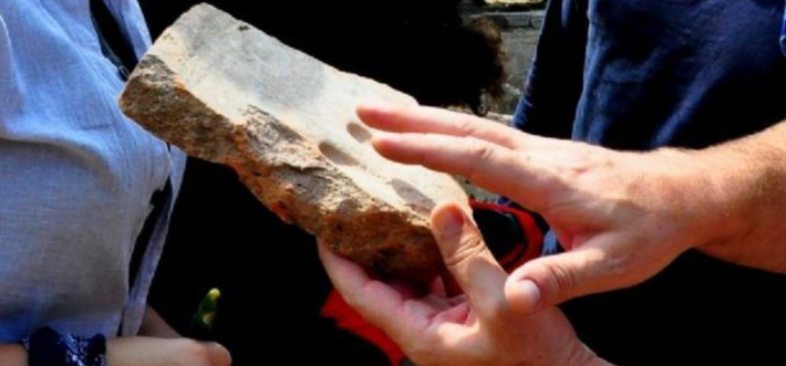 Phó Giáo sư Tiến sĩ Yusuf Sezgin, giảng viên Khoa Khảo cổ học, trường Đại học Bayar, cho biết, người thợ làm gạch này có thể đã vô tình in phải dấu tay trước khi gạch khô, và cuối cùng là ba dấu tay để lại trên đó. Ảnh: @ Đại học Bayar.