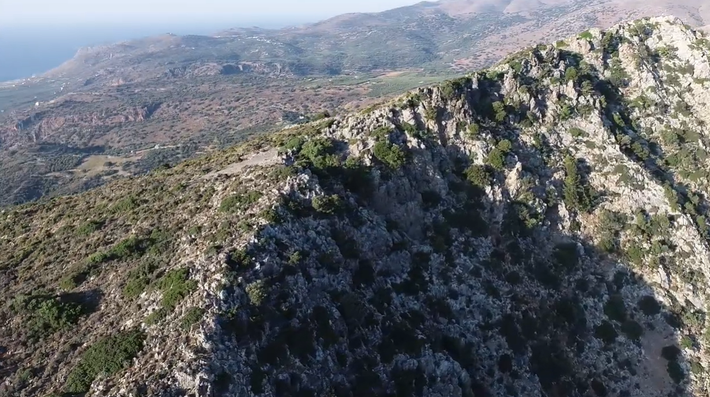 Tại khu định cư cổ Anavlochos, trên sườn núi ở đảo Crete, Hy Lạp, các chuyên gia đến từ trường Đại học Cincinnati đã bất ngờ phát hiện hàng trăm vật thể lạ. Ảnh: @Đại học Cincinnati.