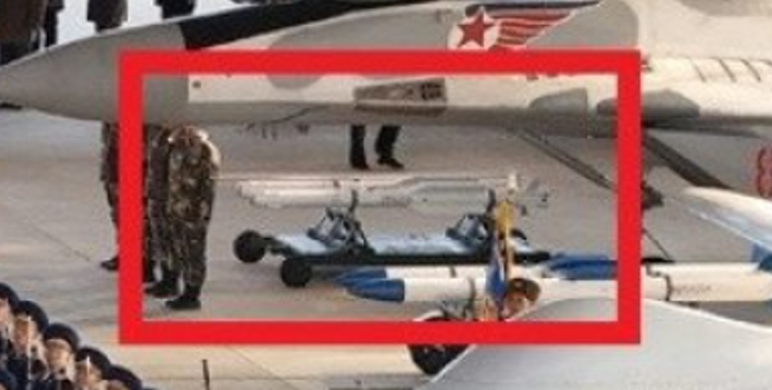 Tất nhiên, giống như nhiều sản phẩm quốc phòng khác của Triều Tiên, thông số kỹ thuật hay tên gọi của tên lửa không đối không mới này không được công bố. Ảnh: @KCNA.