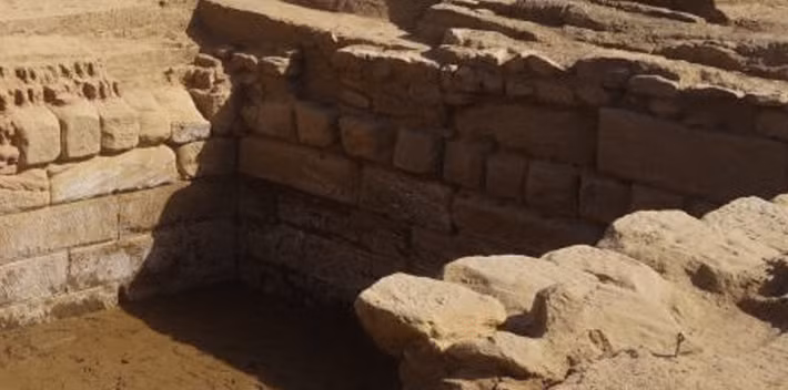 Hồ nước thiêng là một đặc điểm thiết yếu của nhiều đền thờ Ai Cập, thường được coi là nguồn nước thánh riêng biệt với nguồn nước sinh hoạt thông thường. Những hồ nước này rất quan trọng trong các nghi lễ tôn giáo, tượng trưng cho sự thanh khiết và sự nuôi dưỡng thiêng liêng. Ảnh: @Bộ Du lịch và Cổ vật Ai Cập.