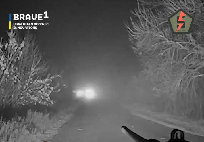 Tuy nhiên, chiếc xe này cuối cùng lại trở thành mục tiêu của một phản ứng thế hệ mới, mà không cần bất kỳ binh sĩ Ukraine nào phải tiến vào khu vực nguy hiểm. Ảnh: @FedorovMykhailo.