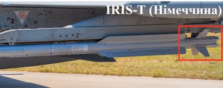 Hãng thông tấn trung ương Triều Tiên (KCNA) đã công bố những bức ảnh cho thấy tên lửa không đối không mới này khá giống với tên lửa không đối không IRIS-T của Đức. Ảnh: @KCNA.