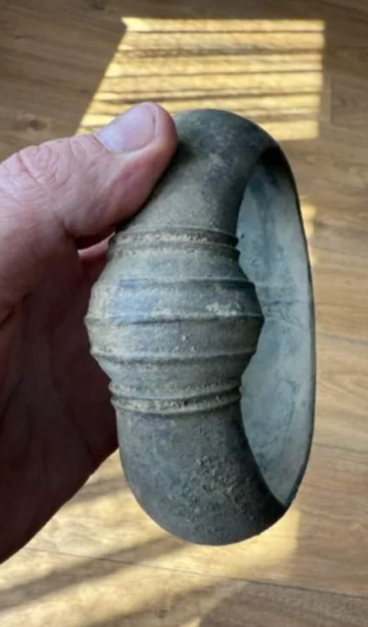 Đào sâu một hố nhỏ khoảng 20 cm, họ đã tìm thấy một chiếc vòng tay khổng lồ, nặng tới 267 gram. Ảnh: @Hiệp hội Kociewskie Poszukiwacze.