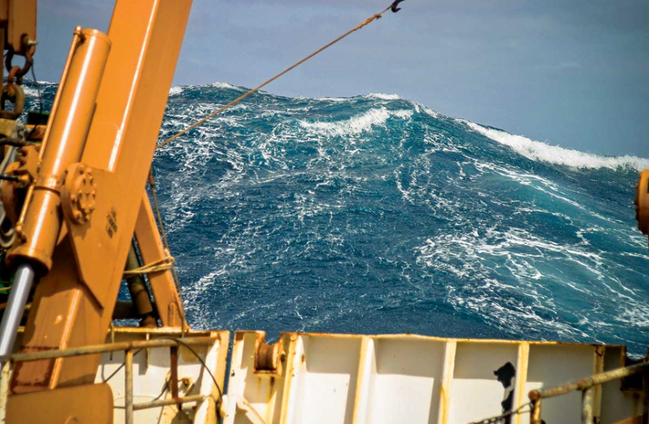 Theo nhà hải dương học EG Didenkulova, từ năm 2011 đến năm 2018, sóng sát thủ đã giết chết ít nhất 386 người, đánh chìm 24 con tàu (trích dữ liệu từ “Danh mục sóng Rogue waves xảy ra ở Đại dương Thế giới từ năm 2011 đến năm 2018, do các nguồn phương tiện truyền thông đại chúng đưa tin”). Ảnh: @Southern Boating.