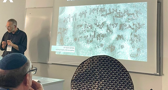 Dòng chữ khắc bằng tiếng Aram trên đá, cũng như việc phát hiện bốn thanh kiếm cổ trong các khe đá của hang động cho thấy, nơi này có thể từng là nơi ẩn náu của quân nổi dậy trong cuộc nổi loạn. Ảnh: @Dự án Khảo sát Sa mạc Judea.