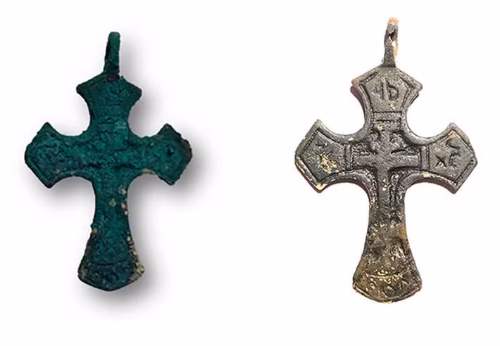 Được chôn cất trong một ngôi mộ cát bên dưới lớp băng vĩnh cửu, các yếu tố tự nhiên đã bảo quản thi thể người phụ nữ này rất tốt đến nỗi đôi tất da chân và cây thánh giá trên ngực vẫn còn nguyên vẹn. Ảnh: @Tiến sĩ Elena Solovyova.