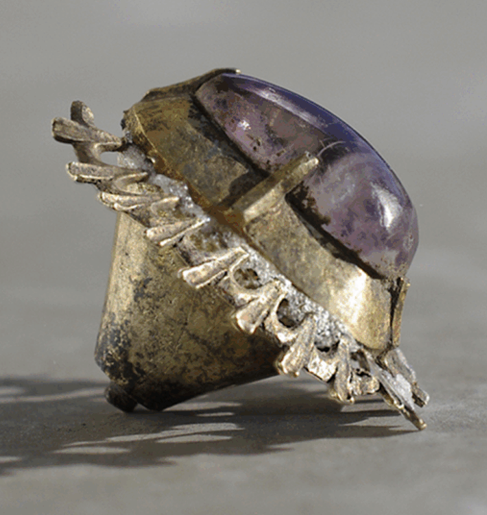 Đó là một viên ngọc thạch anh tím có đế mạ bạc tinh xảo. Ảnh: @Đại học Wrocław.