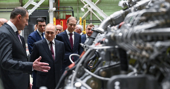 Ngày 5/9/2025, trong chuyến thăm thành phố Samara, Tổng thống Nga Vladimir Putin kêu gọi ngành công nghiệp hàng không vũ trụ tăng tốc phát triển động cơ tên lửa đẩy và động cơ máy bay tiên tiến. Ông nhấn mạnh đây là yếu tố then chốt để duy trì độc lập chiến lược và năng lực cạnh tranh toàn cầu, bất chấp các lệnh trừng phạt kéo dài từ năm 2022.